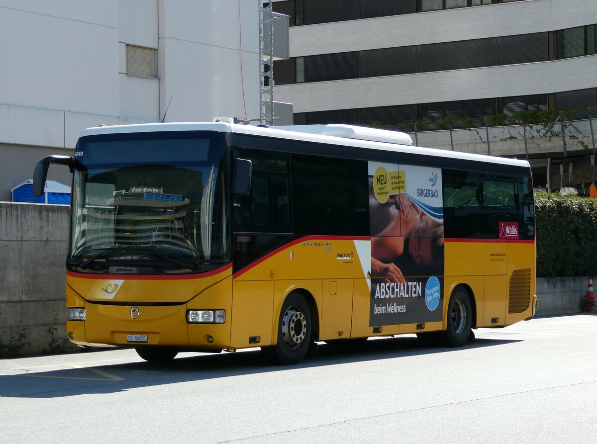 (238'190) - Autotour, Visp - VS 86'620 - Irisbus am 16. Juli 2022 beim Bahnhof Visp