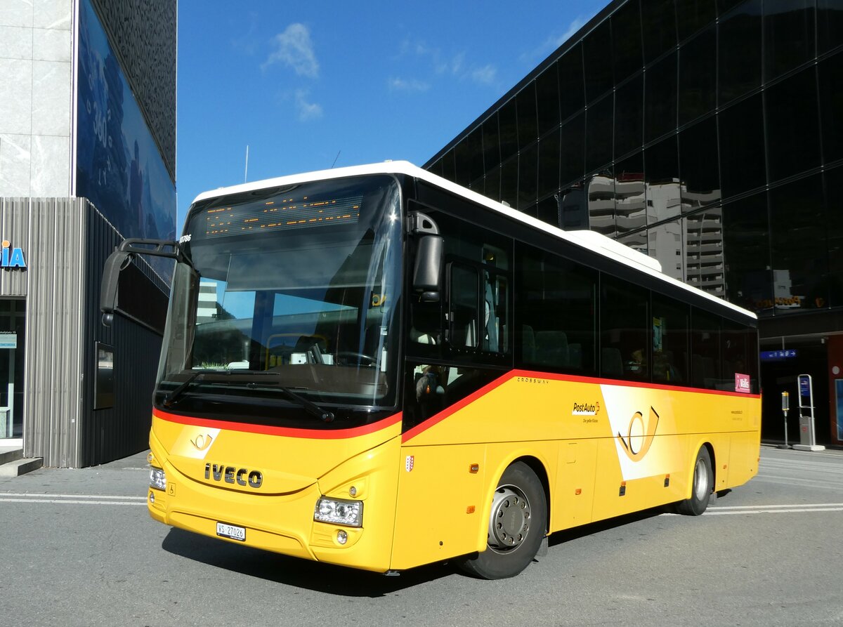 (239'328) - Autotour, Visp - VS 27'026 - Iveco am 21. August 2022 beim Bahnhof Visp