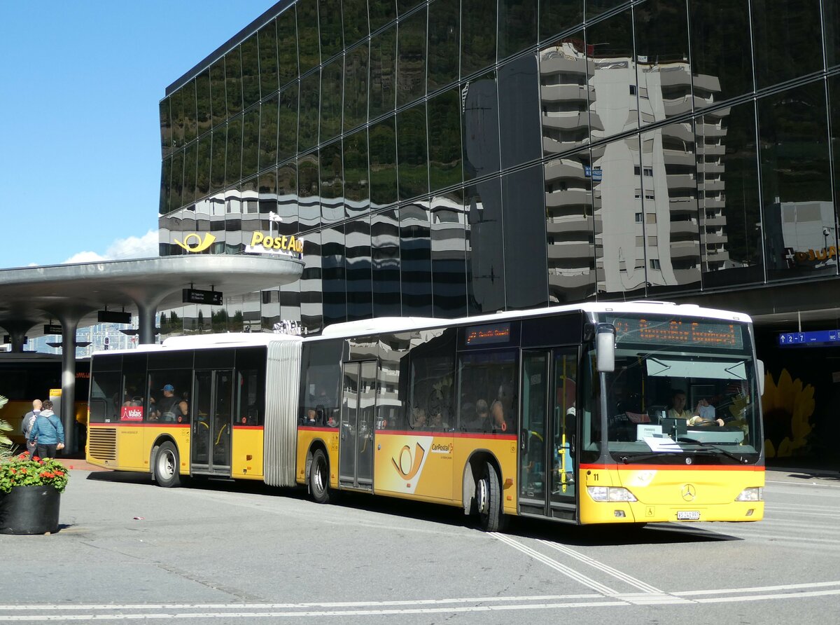 (239'340) - PostAuto Wallis - Nr. 11/VS 241'997 - Mercedes am 21. August 2022 beim Bahnhof Visp