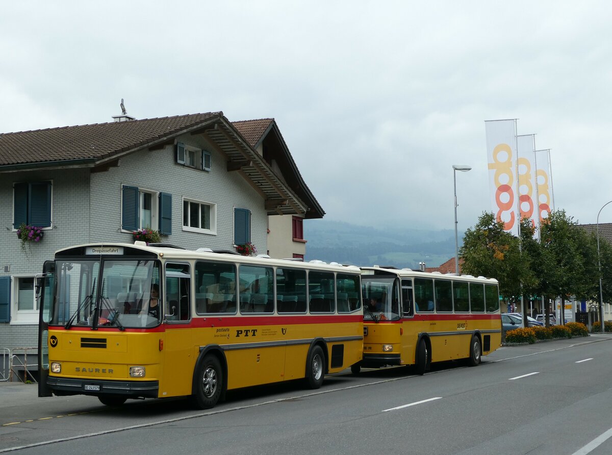 (239'796) - Krummenacher, Zillis - Nr. 74/BE 243'579 - Saurer/R&J (ex AVG Meiringen Nr. 74; ex PostAuto Berner Oberland; ex P 24'357) am 28. August 2022 in Giswil, Hotel Bahnhof 