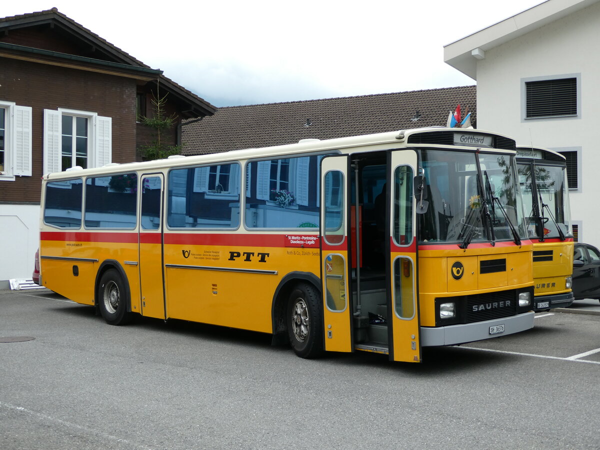 (239'812) - Roth, Zrich - SH 36'376 - Saurer/Tscher (ex Looser, Elm; ex Mattli, Wassen) am 28. August 2022 in Giswil, Hotel Bahnhof