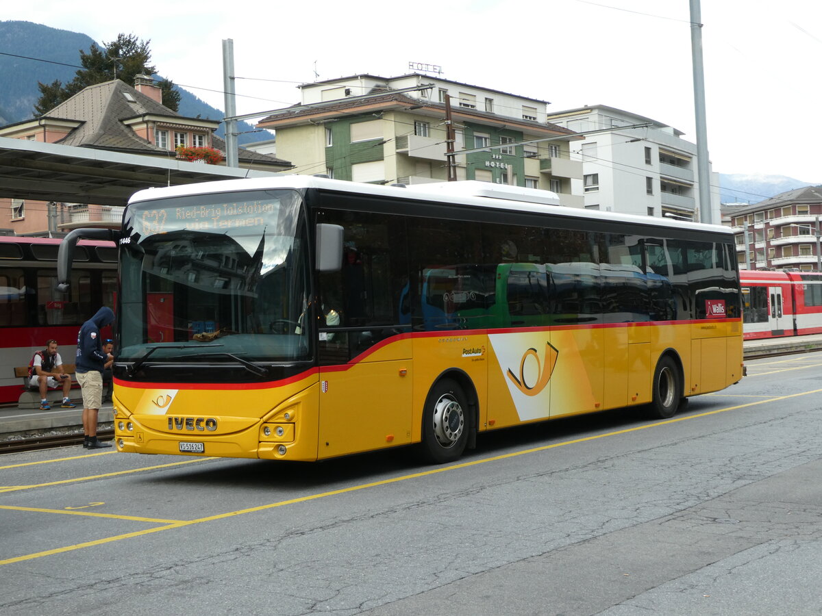 (239'917) - PostAuto Wallis - VS 516'247 - Iveco am 4. September 2022 beim Bahnhof Brig