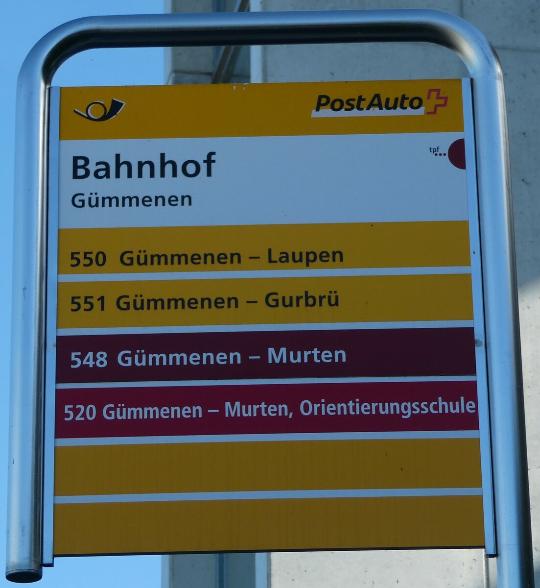 (240'061) - PostAuto/tpf-Haltestellenschild - Gmmenen, Bahnhof - am 11. September 2022