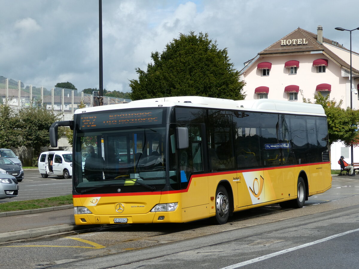 (240'197) - CarPostal Ouest - VD 203'041 - Mercedes (ex PostAuto Graubnden) am 24. September 2022 beim Bahnhof Moudon