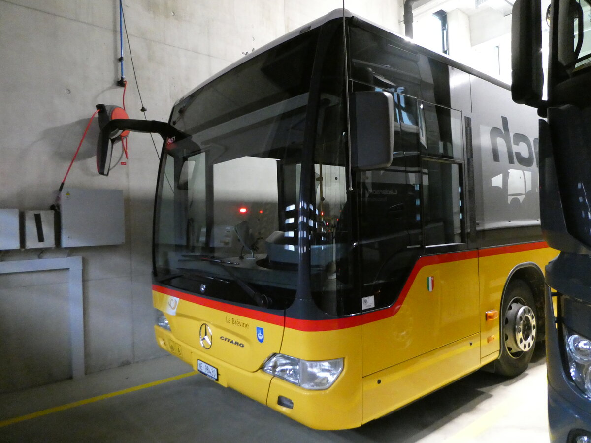 (240'389) - CarPostal Ouest - NE 98'420 - Mercedes am 1. Oktober 2022 in La Chaux-de-Fonds, Garage (Teilaufnahme)