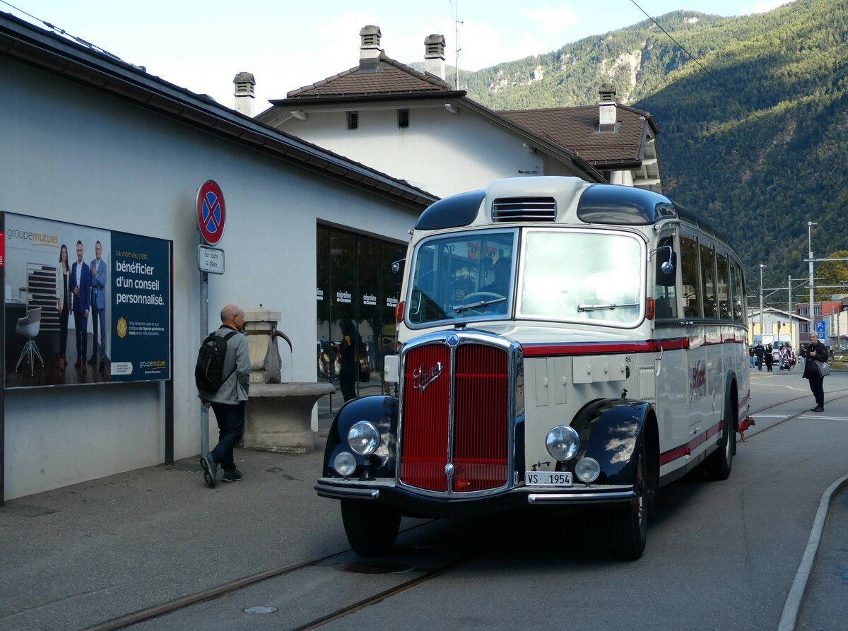 (240'585) - Evasion, St-Maurice - VS 31'954 - Saurer/Lauber (ex Zumwald, Fribourg; ex Leu, Arosa; ex Schett, Sargans; ex P 23'165; ex P 2252) am 2. Oktober 2022 beim Bahnhof Martigny