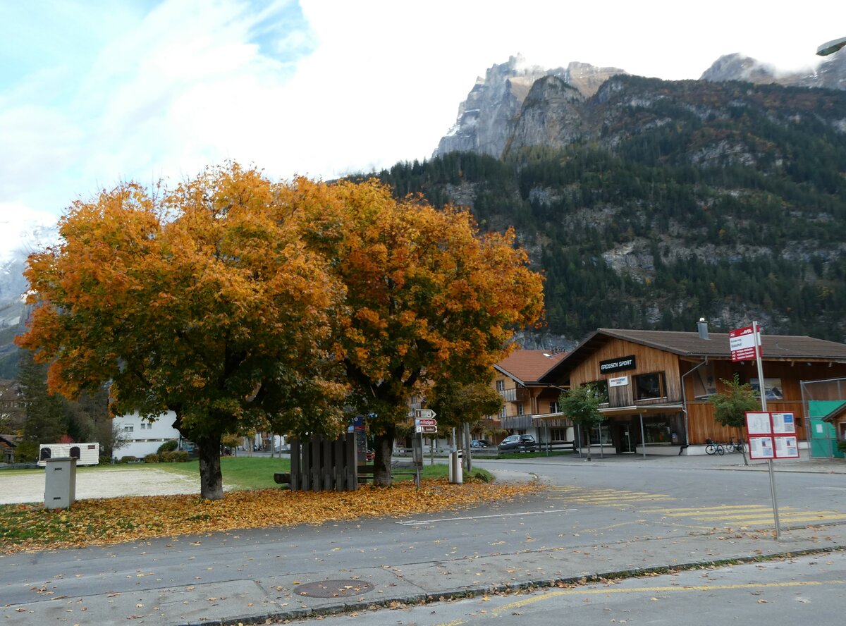 (240'879) - AFA-Haltestelle am 10. Oktober 2022 beim Bahnhof Kandersteg