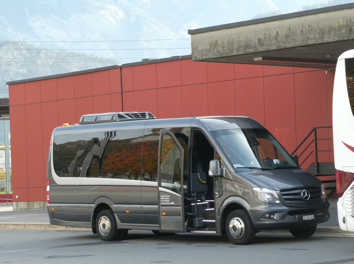 (240'905) - Surprise, Sommeri - TG 224'493 - Mercedes am 11. Oktober 2022 beim Bahnhof Sargans