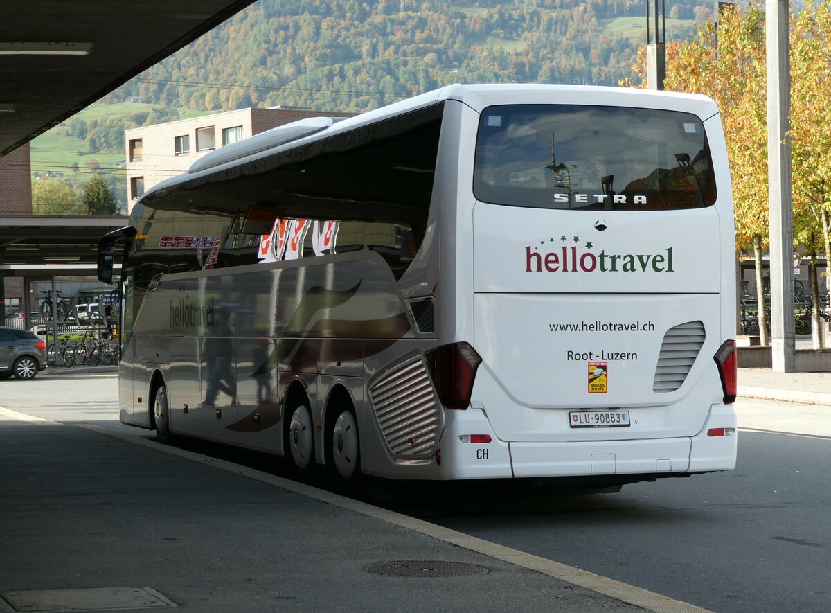 (240'906) - Hellotravel, Root - LU 90'883 - Setra am 11. Oktober 2022 beim Bahnhof Sargans