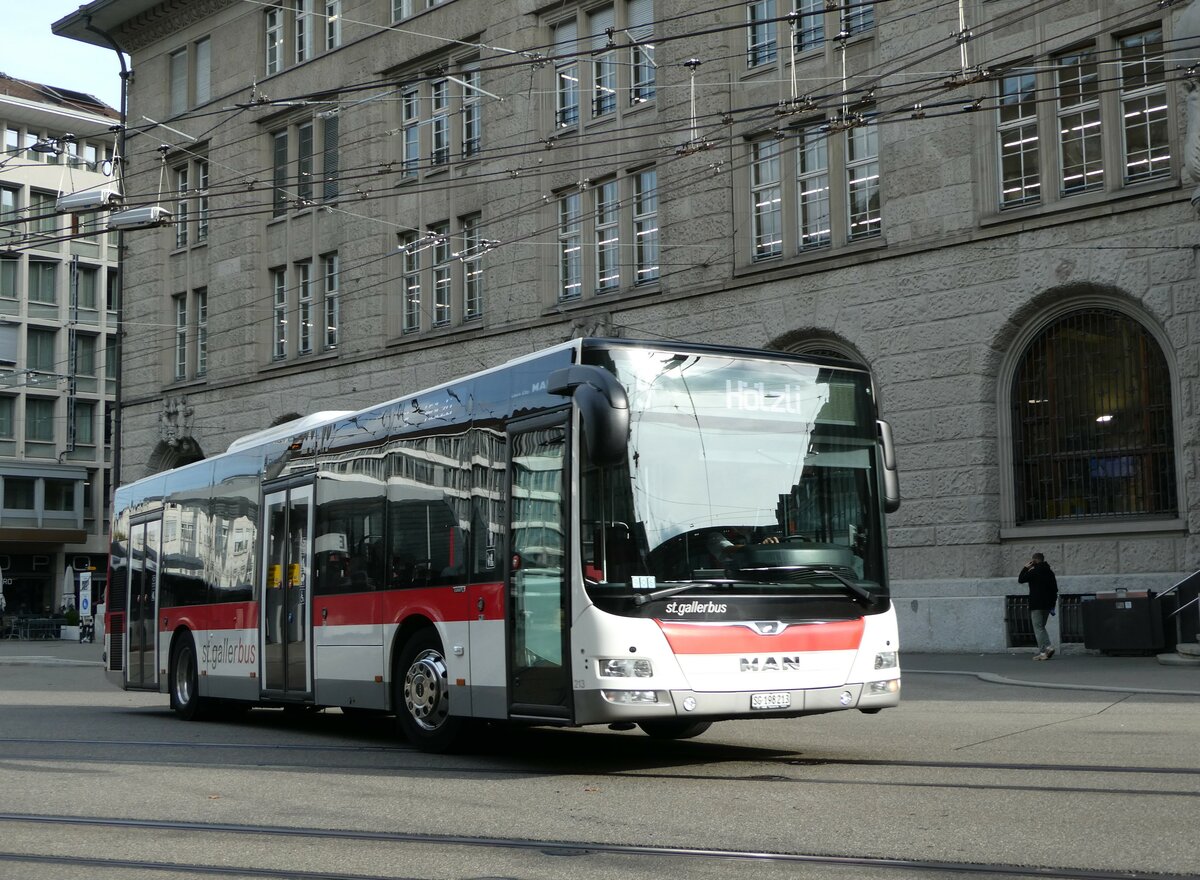 (240'989) - St. Gallerbus, St. Gallen - Nr. 213/SG 198'213 - MAN am 11. Oktober 2022 beim Bahnhof St. Gallen