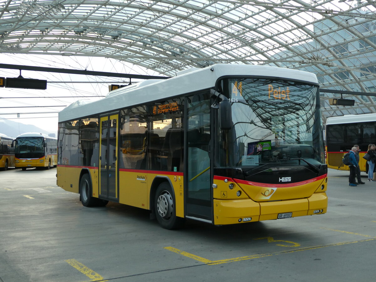 (241'032) - PostAuto Graubnden - GR 69'102 - Scania/Hess am 11. Oktober 2022 in Chur, Postautostation