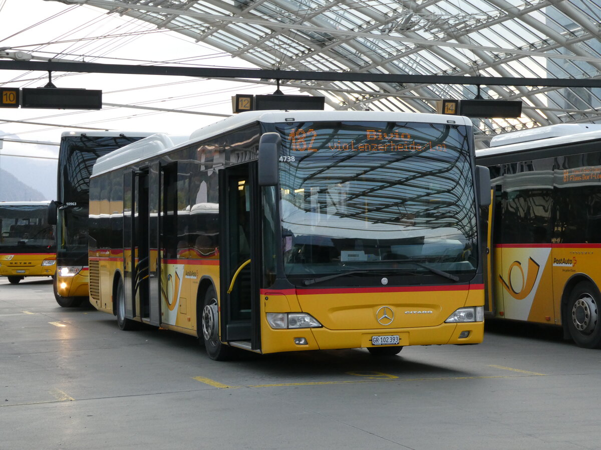 (241'035) - PostAuto Graubnden - GR 102'393 - Mercedes am 11. Oktober 2022 in Chur, Postautostation