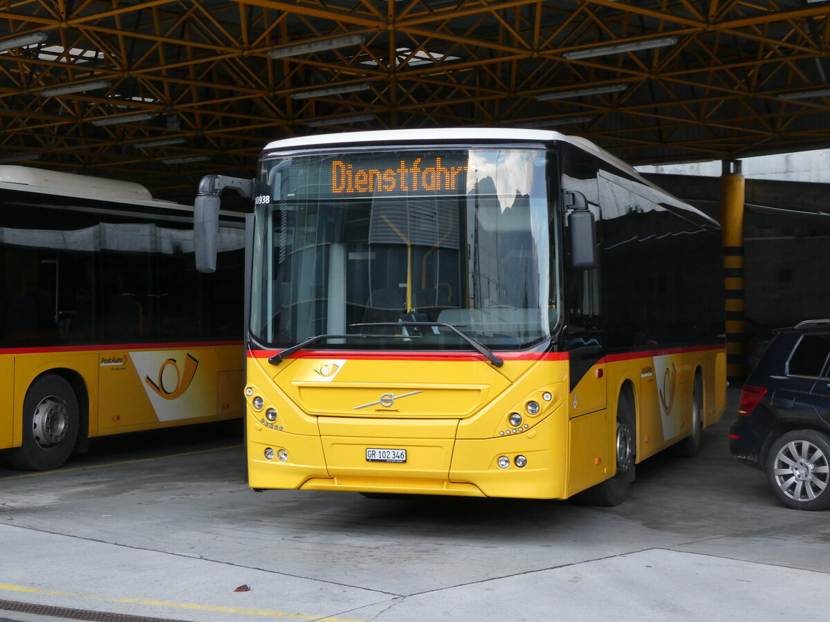 (241'068) - PostAuto Graubnden - GR 102'346 - Volvo am 12. Oktober 2022 in Thusis, Postautostation