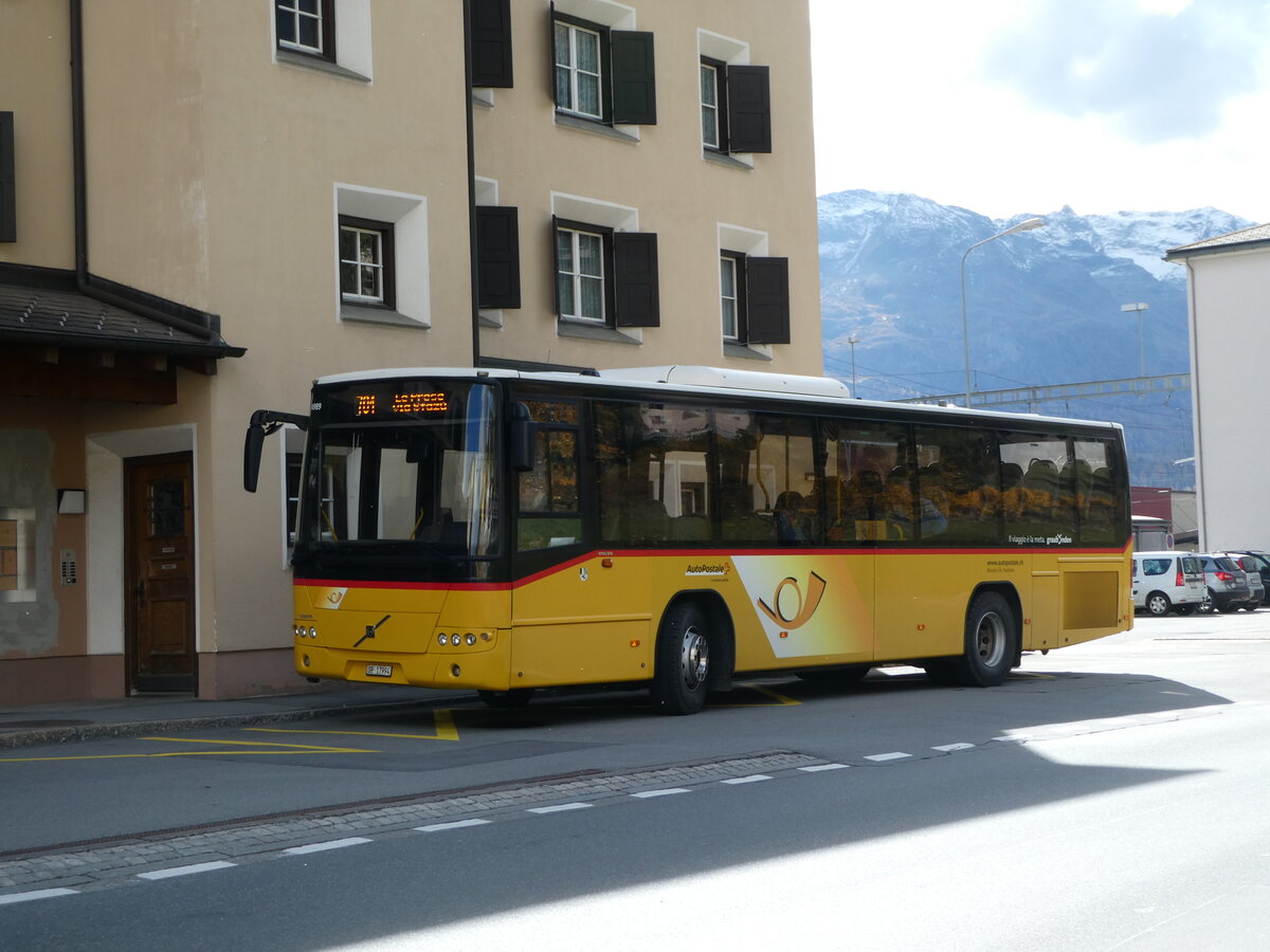 (241'108) - Balzarolo, Poschiavo - GR 17'994 - Volvo am 12. Oktober 2022 beim Bahnhof Samedan