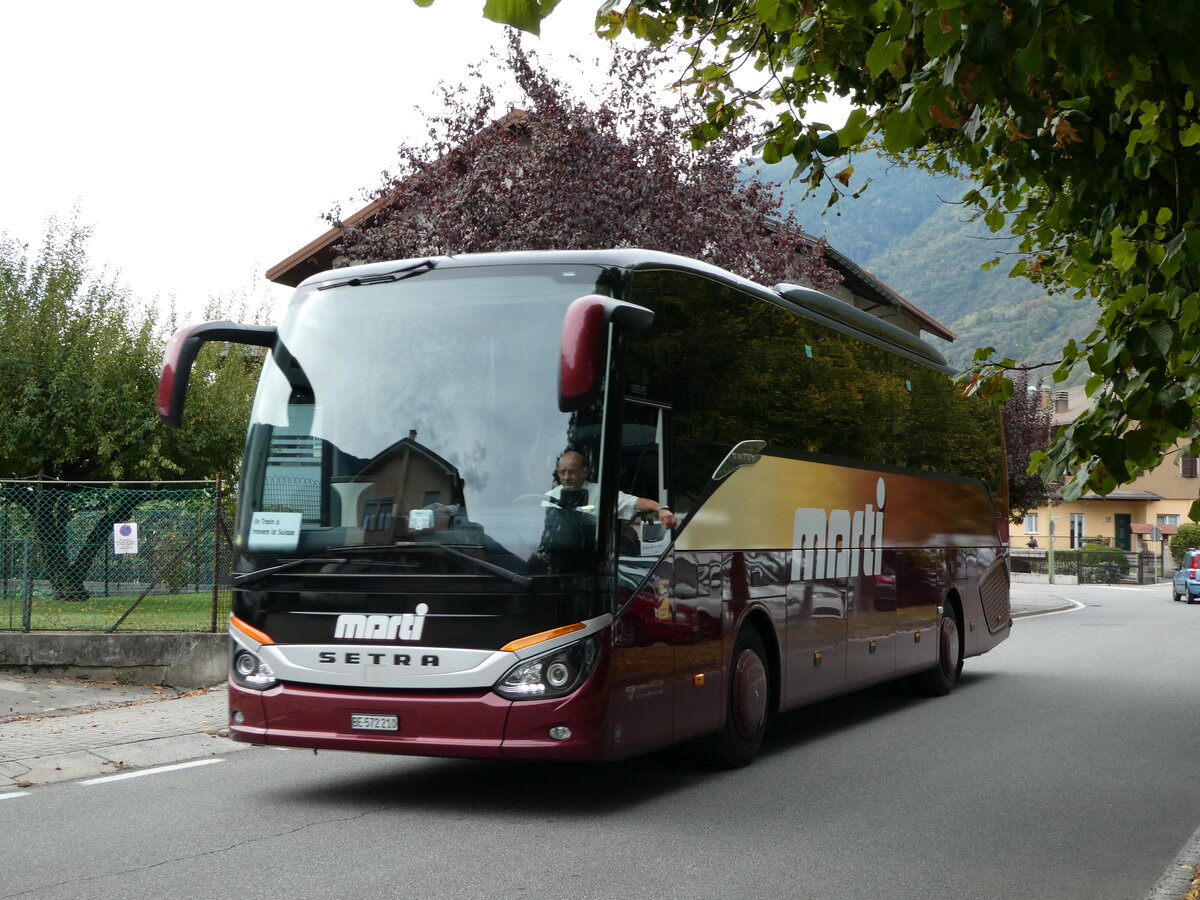 (241'231) - Aus der Schweiz: Marti, Kallnach - Nr. 10/BE 572'210 - Setra am 13. Oktober 2022 beim Bahnhof Tirano