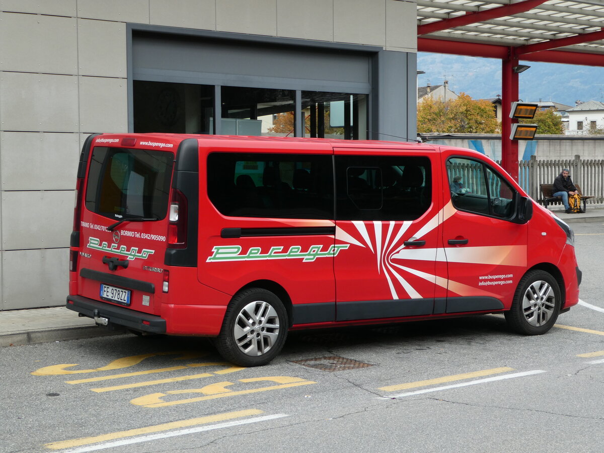 (241'238) - Perego, Tirano - FE-978 ZZ - Opel am 13. Oktober 2022 beim Bahnhof Tirano