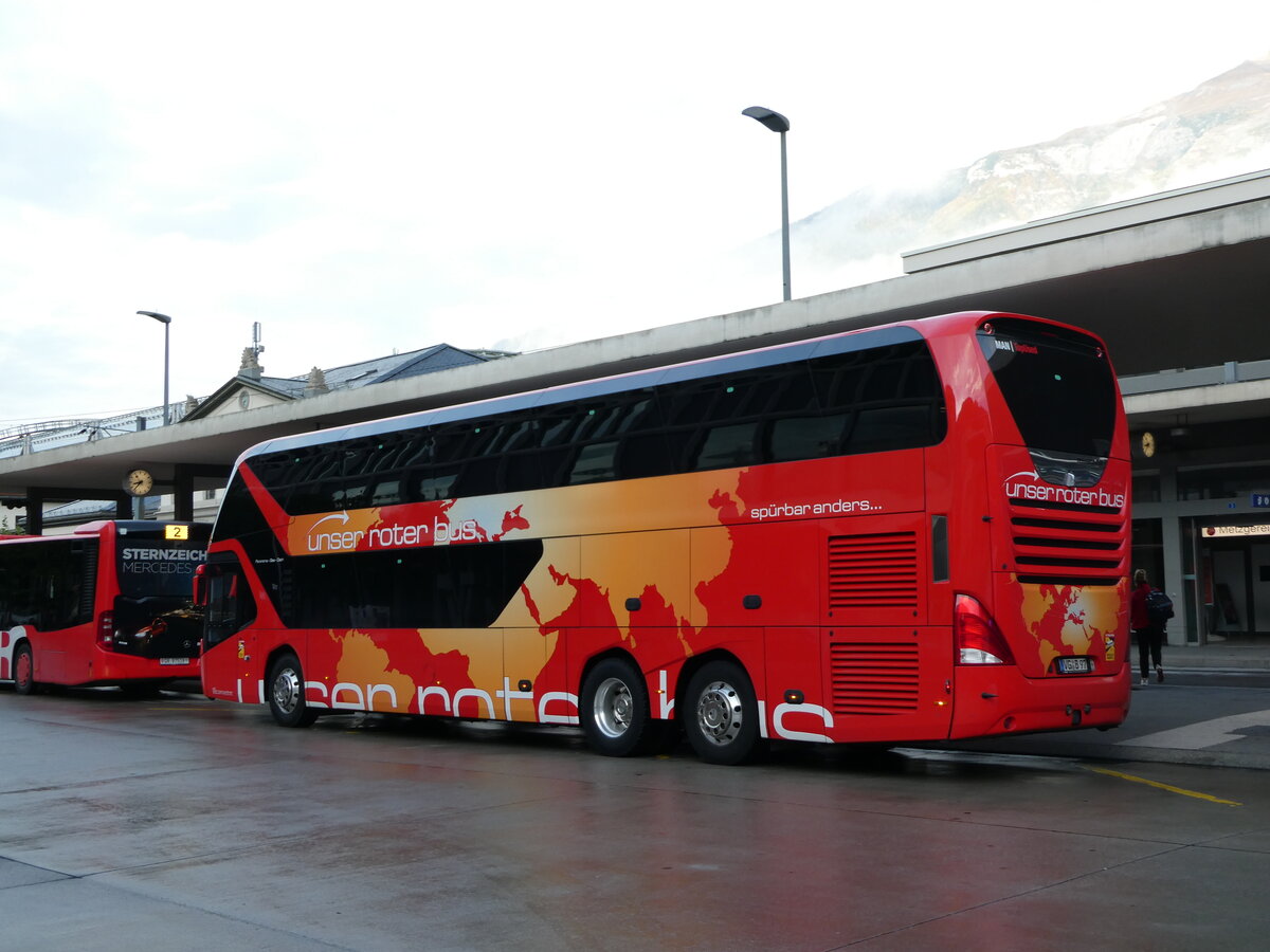 (241'277) - Aus Deutschland: Unser Roter Bus, Ueckermnde - VG-B 97 - Neoplan am 14. Oktober 2022 beim Bahnhof Chur