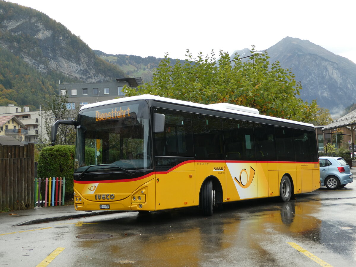 (241'689) - Flck, Brienz - Nr. 27/BE 868'727 - Iveco am 22. Oktober 2022 in Meiringen, Postautostation