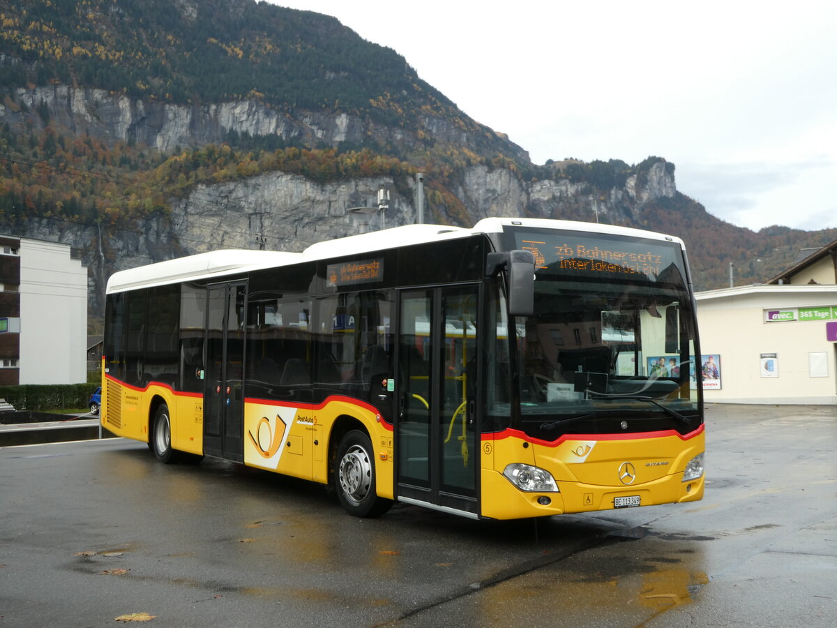 (241'692) - Flck, Brienz - Nr. 5/BE 113'349 - Mercedes am 22. Oktober 2022 beim Bahnhof Meiringen