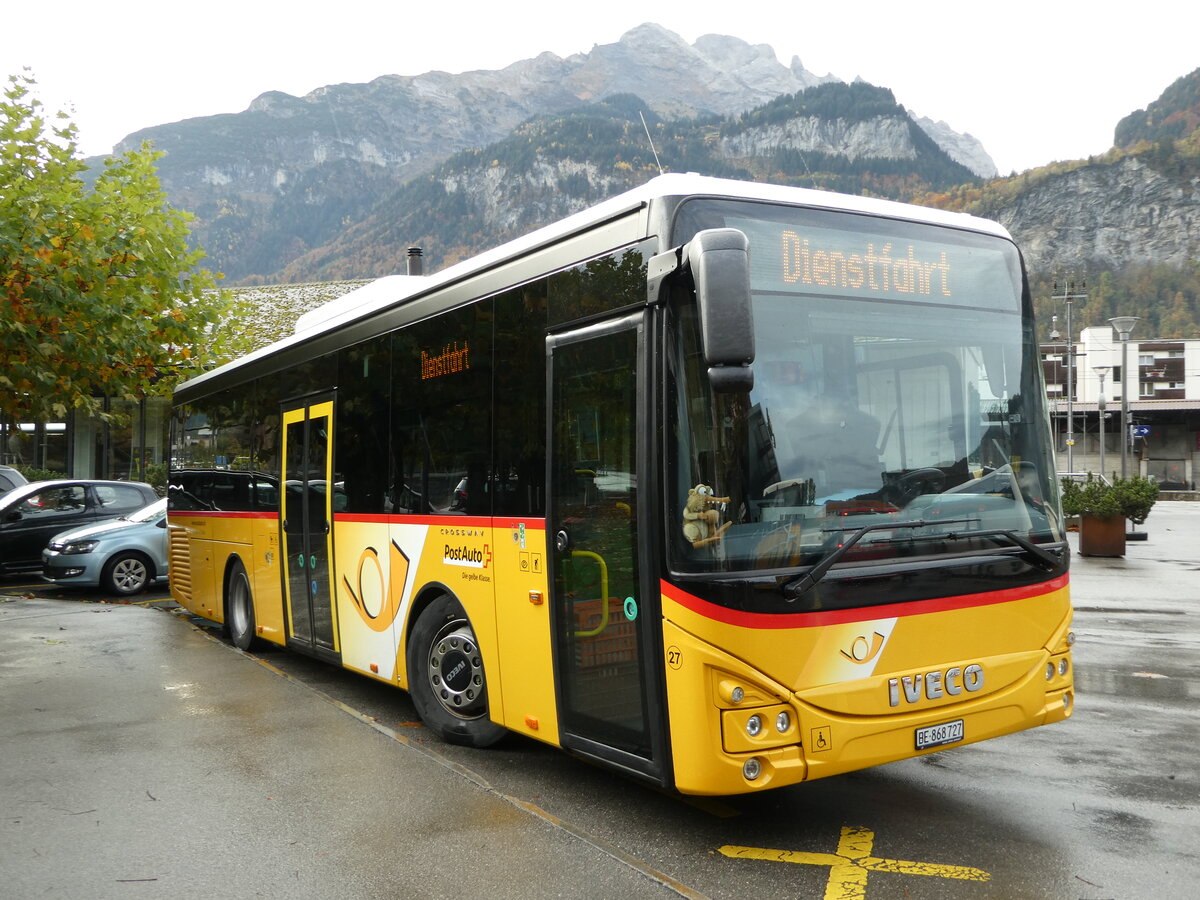 (241'695) - Flck, Brienz - Nr. 27/BE 868'727 - Iveco am 22. Oktober 2022 in Meiringen, Postautostation