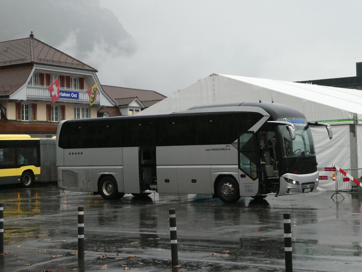 (241'848) - Aus der Slowakei: Vnenckbus, Spissk Bel - KK-888DB - Neoplan am 24. Oktober 2022 beim Bahnhof Interlaken Ost