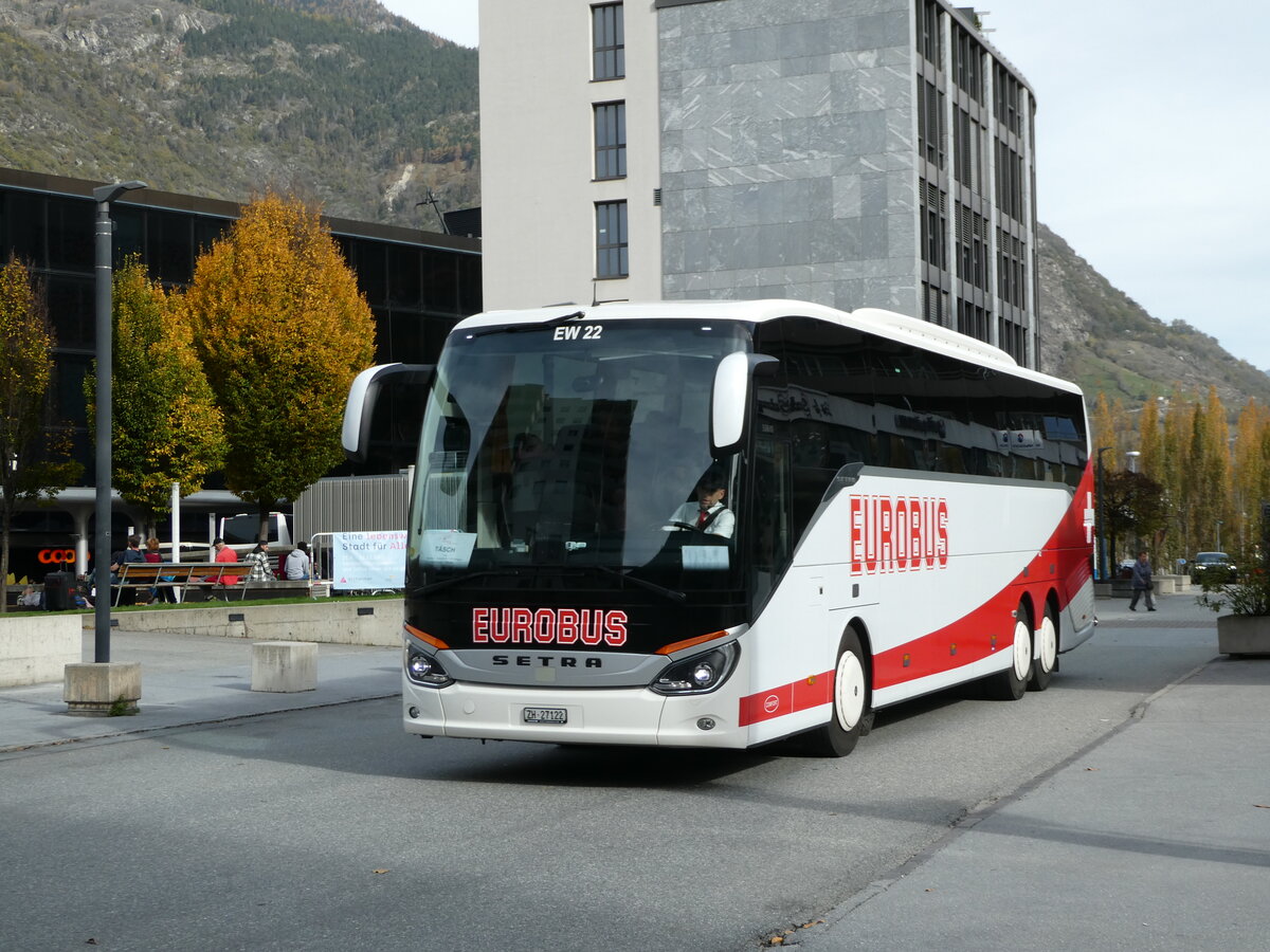 (241'987) - Welti-Furrer, Bassersdorf - Nr. 22/ZH 27'122 - Setra am 30. Oktober 2022 beim Bahnhof Visp