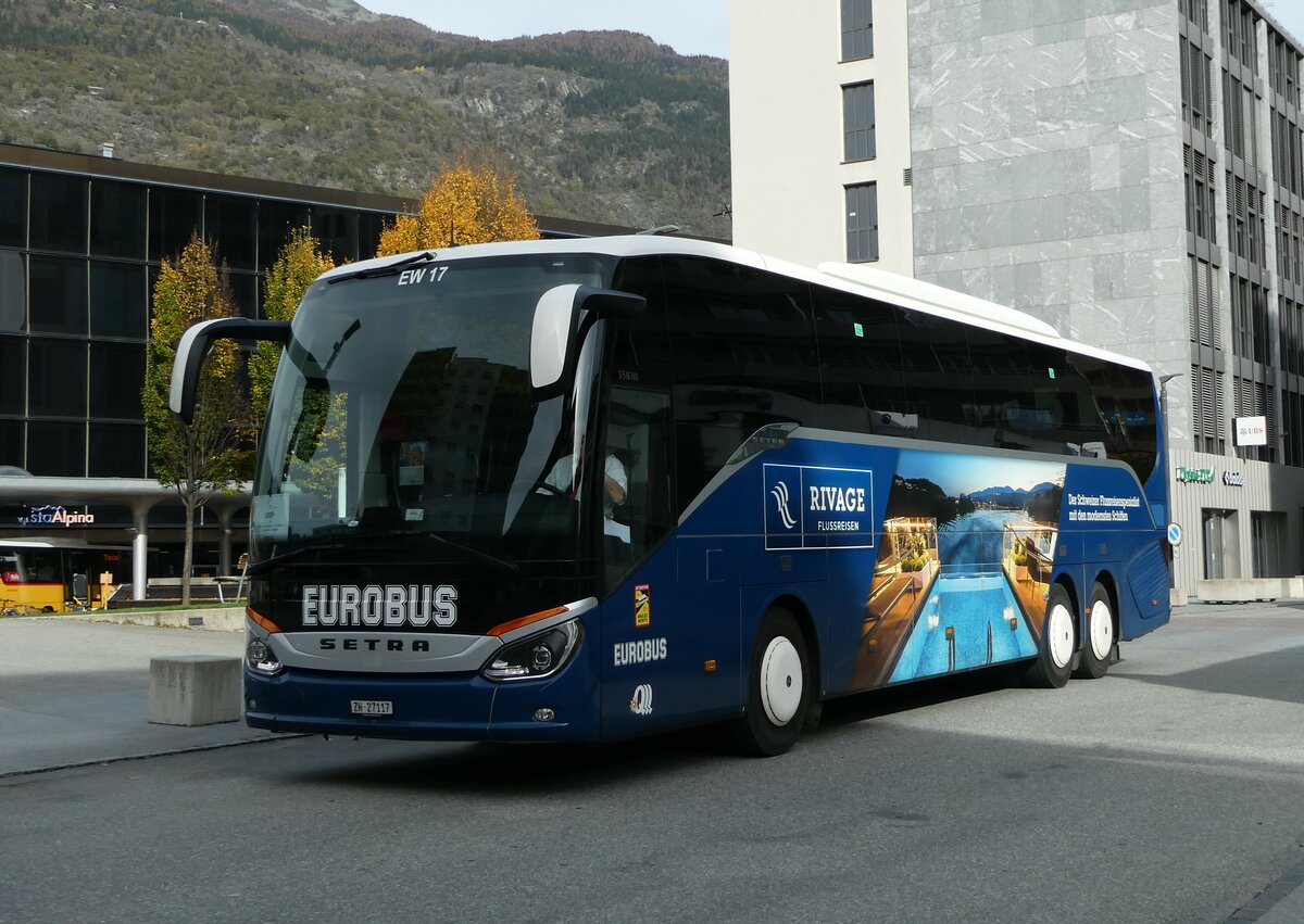 (242'008) - Welti-Furrer, Bassersdorf - Nr. 17/ZH 27'117 - Setra am 30. Oktober 2022 beim Bahnhof Visp