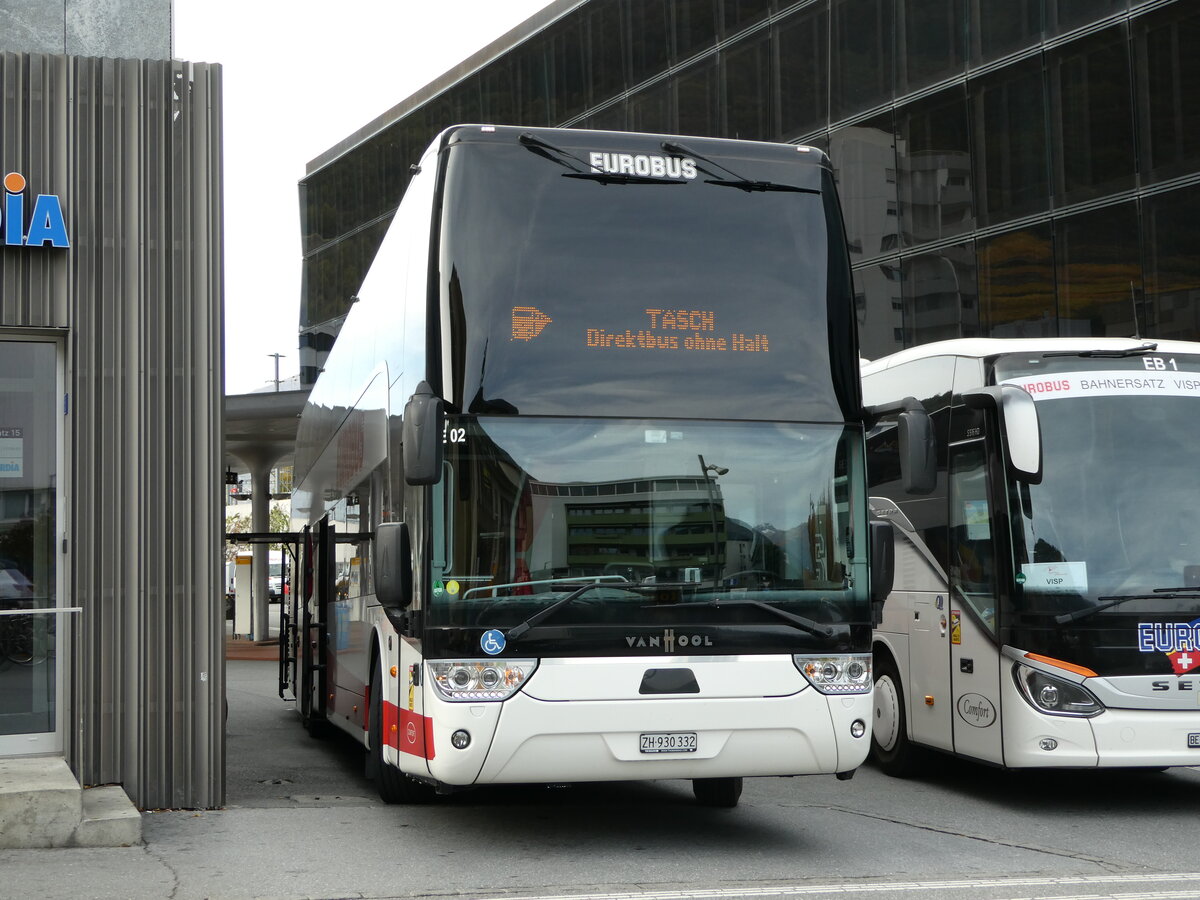 (242'013) - Welti-Furrer, Bassersdorf - Nr. SE02/ZH 930'332 - Van Hool (ex Eurobus swiss-express, Bassersdorf Nr. SE02) am 30. Oktober 2022 beim Bahnhof Visp