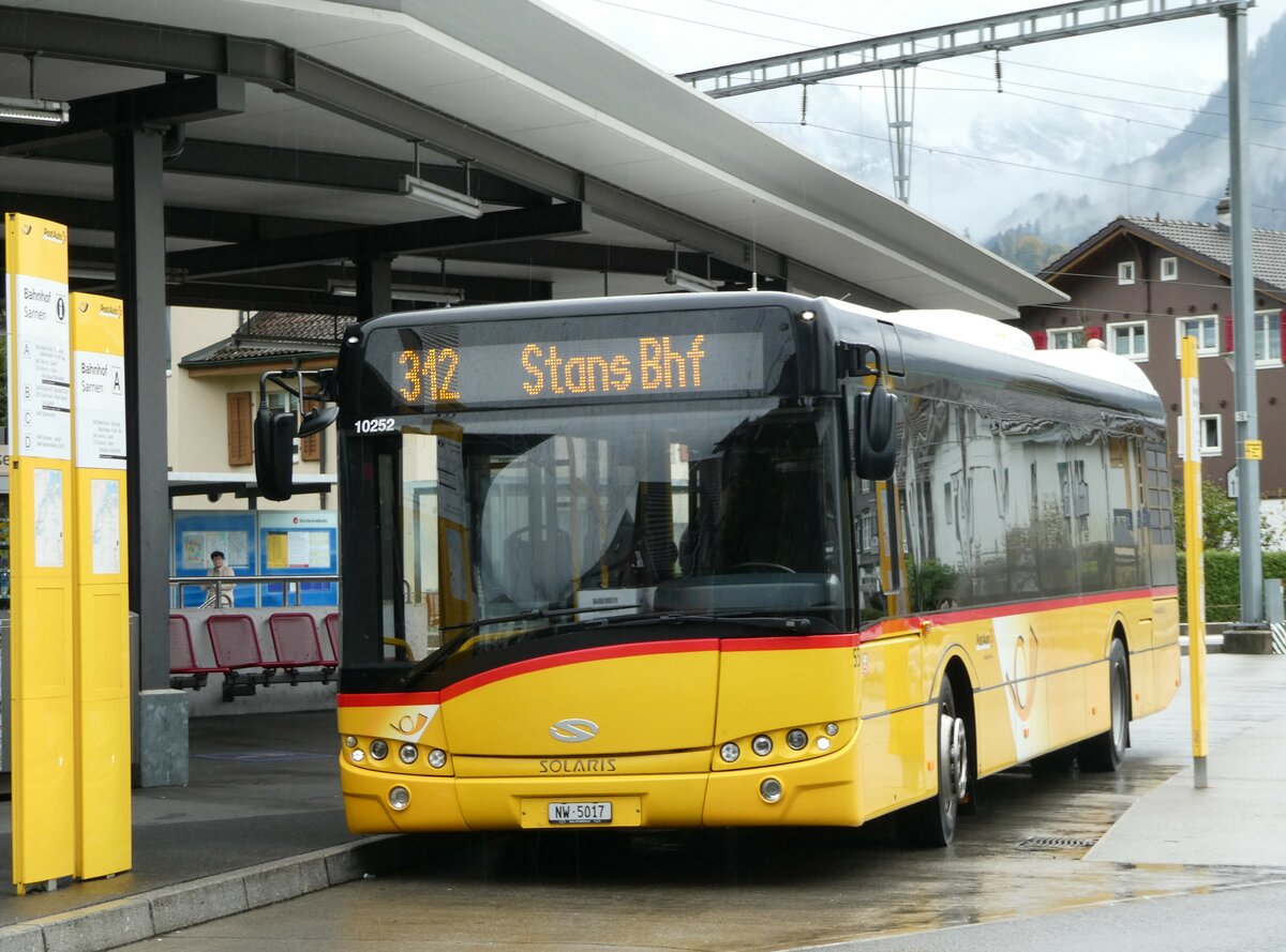 (242'180) - PostAuto Zentralschweiz - Nr. 55/NW 5017 - Solaris (ex Thepra, Stans Nr. 25) am 5. November 2022 beim Bahnhof Sarnen