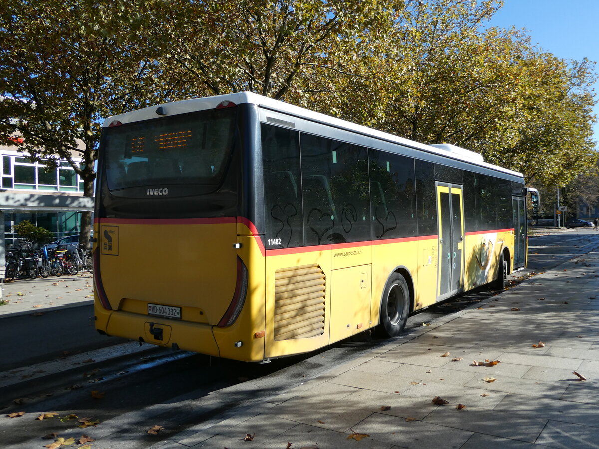 (242'341) - CarPostal Ouest - VD 604'332 - Iveco am 10. November 2022 beim Bahnhof Yverdon