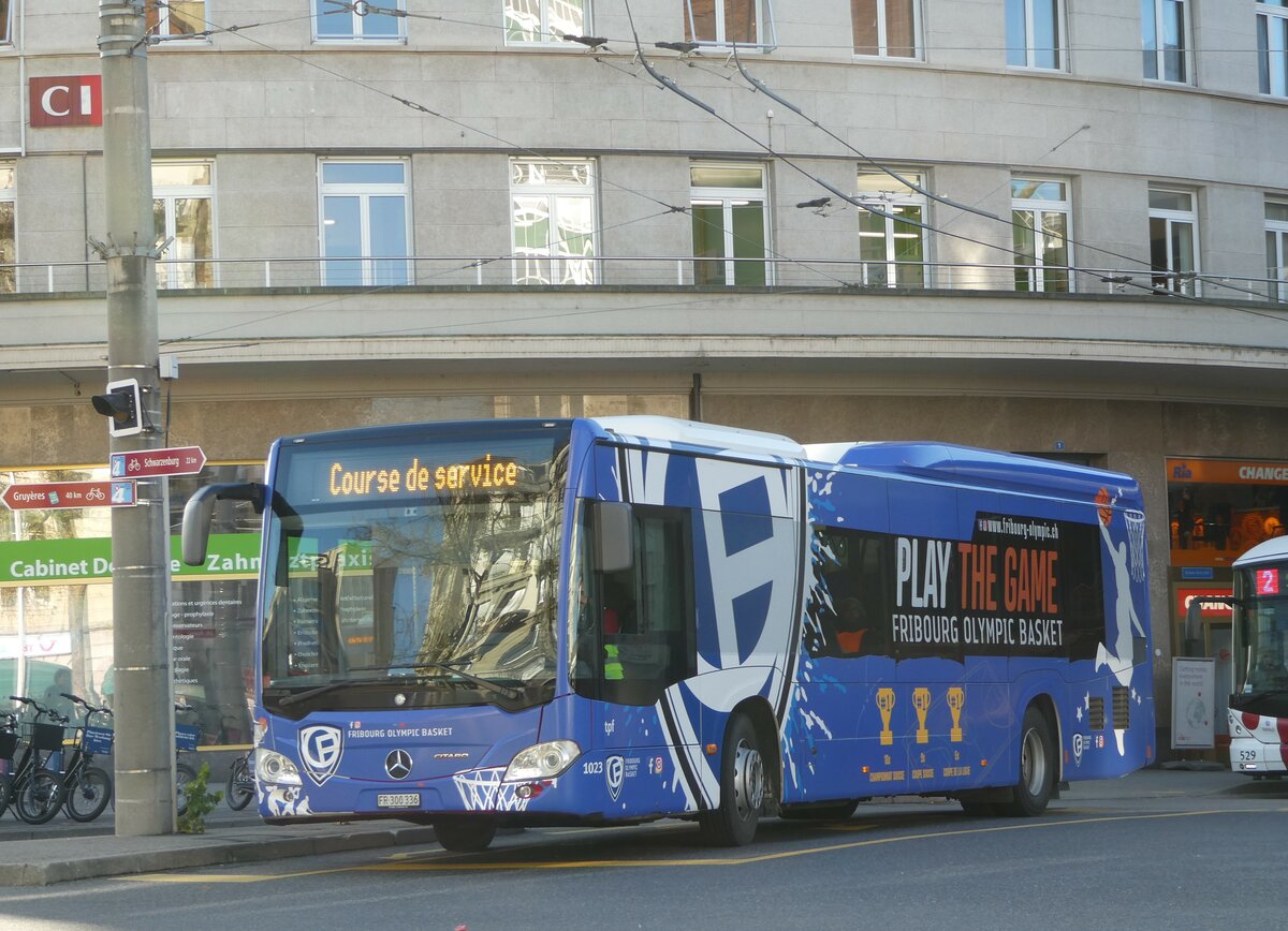 (242'385) - TPF Fribourg - Nr. 1023/FR 300'336 - Mercedes am 10. November 2022 beim Bahnhof Fribourg