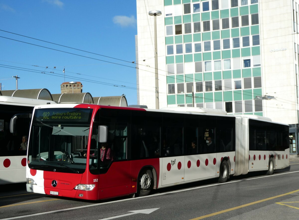 (242'387) - TPF Fribourg - Nr. 152/FR 300'317 - Mercedes am 10. November 2022 beim Bahnhof Fribourg