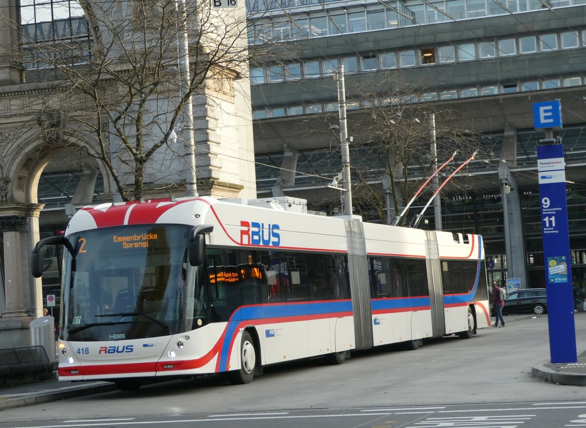 (242'440) - VBL Luzern - Nr. 418 - Hess/Hess Doppelgelenktrolleybus am 11. November 2022 beim Bahnhof Luzern