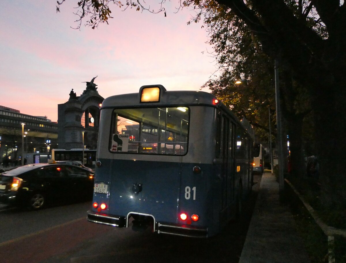 (242'473) - VBL Luzern (vbl-historic) - Nr. 81/LU 15'431 - FBW/Hess am 11. November 2022 beim Bahnhof Luzern