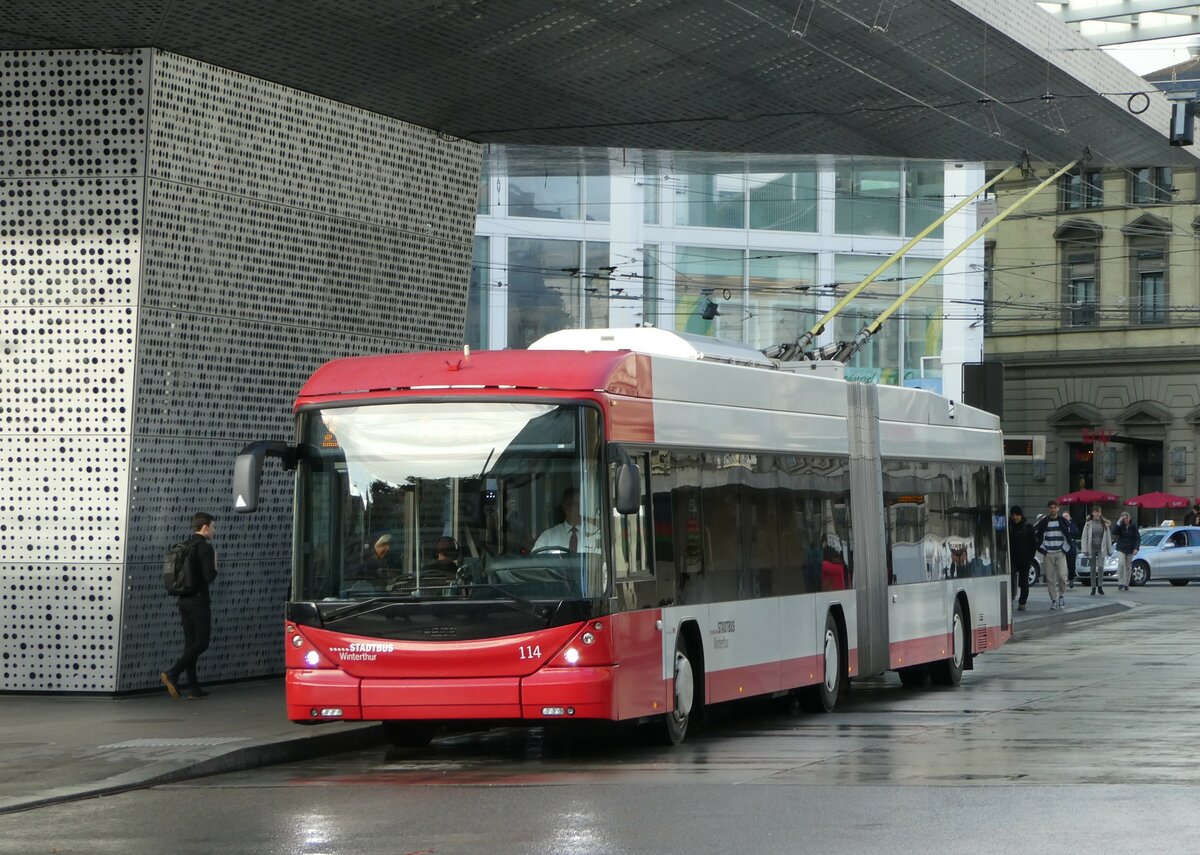 (243'012) - SW Winterthur - Nr. 114 - Hess/Hess Gelenktrolleybus am 18. November 2022 beim Hauptbahnhof Winterthur