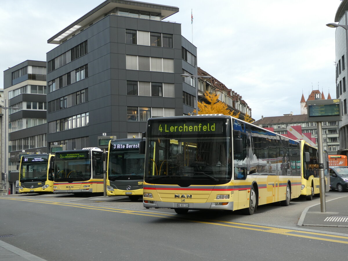 (243'100) - STI Thun - Nr. 130/BE 801'130 - MAN am 25. November 2022 beim Bahnhof Thun