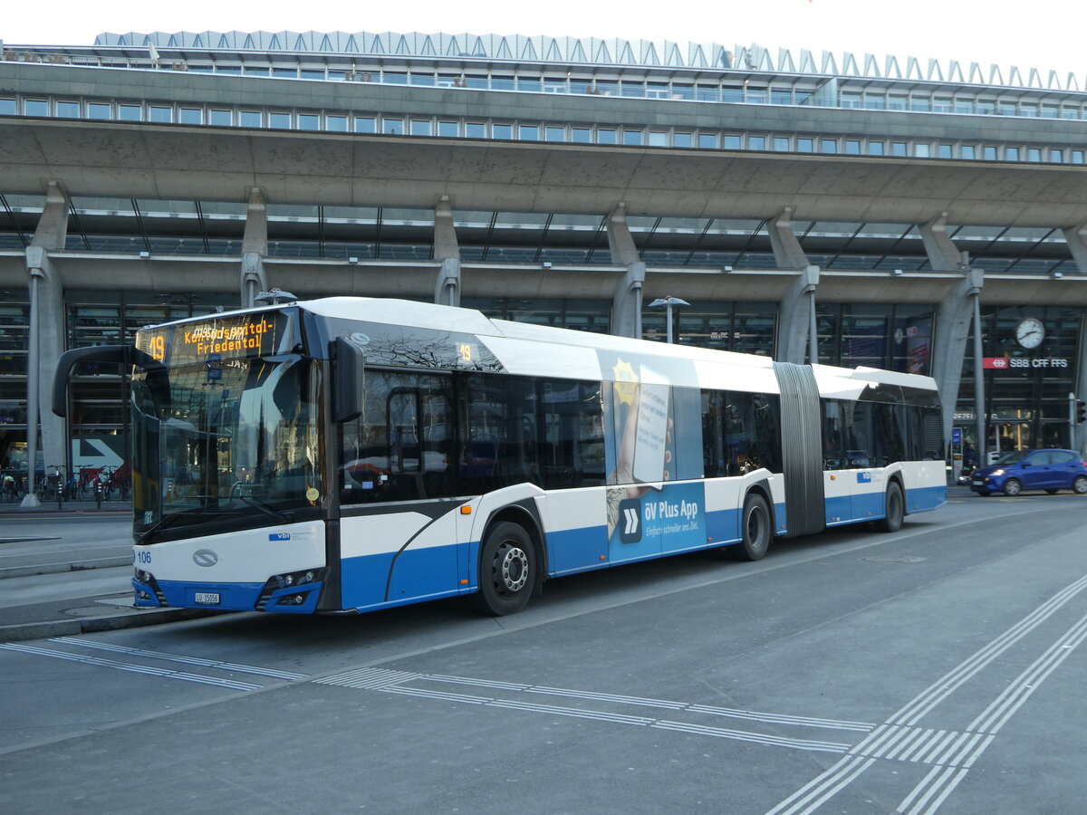 (243'664) - VBL Luzern - Nr. 106/LU 15'056 - Solaris am 8. Dezember 2022 beim Bahnhof Luzern