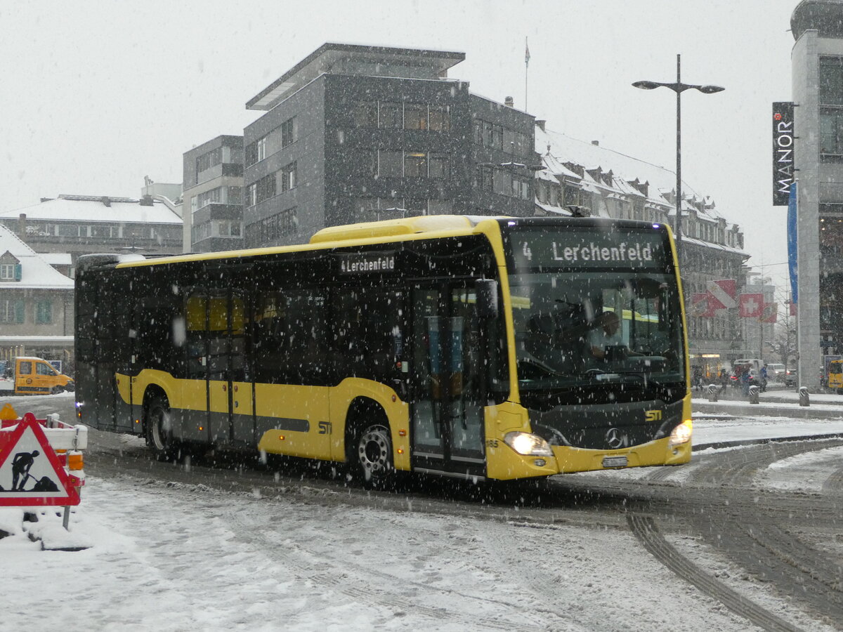 (243'680) - STI Thun - Nr. 185/BE 804'185 - Mercedes am 9. Dezember 2022 beim Bahnhof Thun