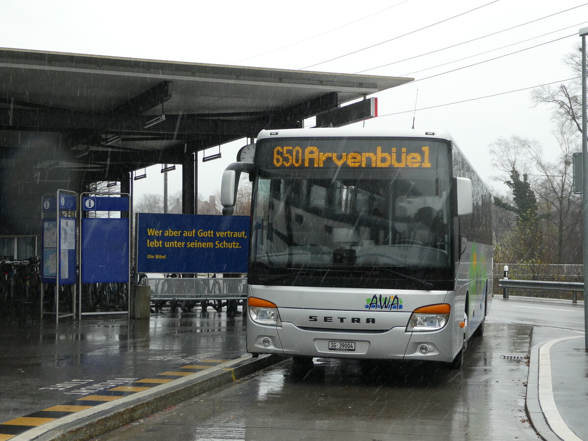 (243'719) - AWA Amden - Nr. 4/SG 39'004 - Setra am 10. Dezember 2022 beim Bahnhof Ziegelbrcke