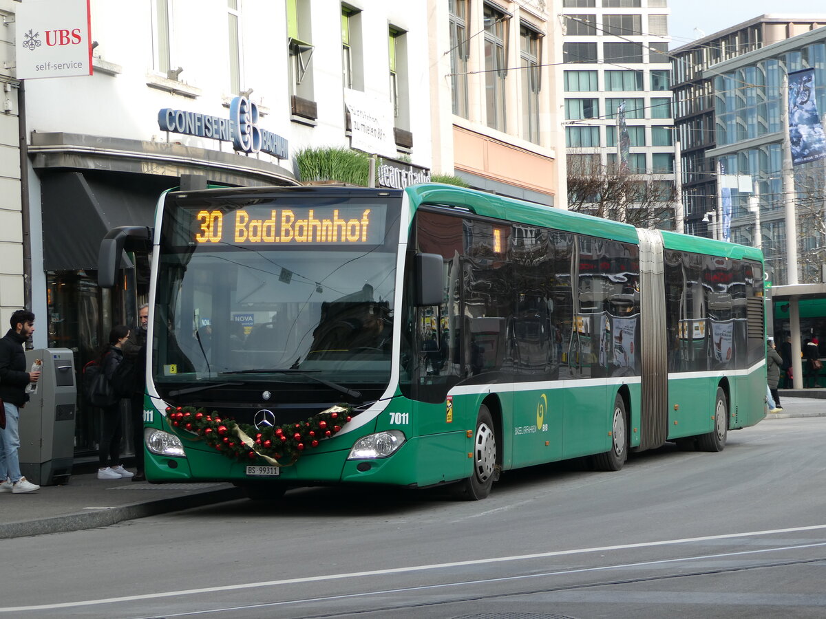 (243'811) - BVB Basel - Nr. 7011/BS 99'311 - Mercedes am 12. Dezember 2022 beim Bahnhof Basel