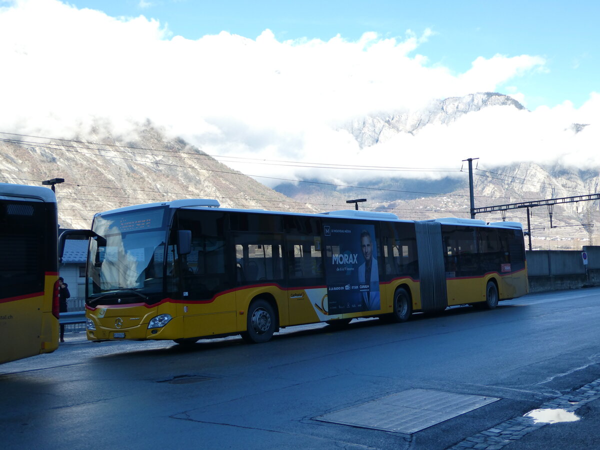 (244'225) - PostAuto Wallis - Nr. 57/VS 519'679 - Mercedes am 27. Dezember 2022 beim Bahnhof Riddes