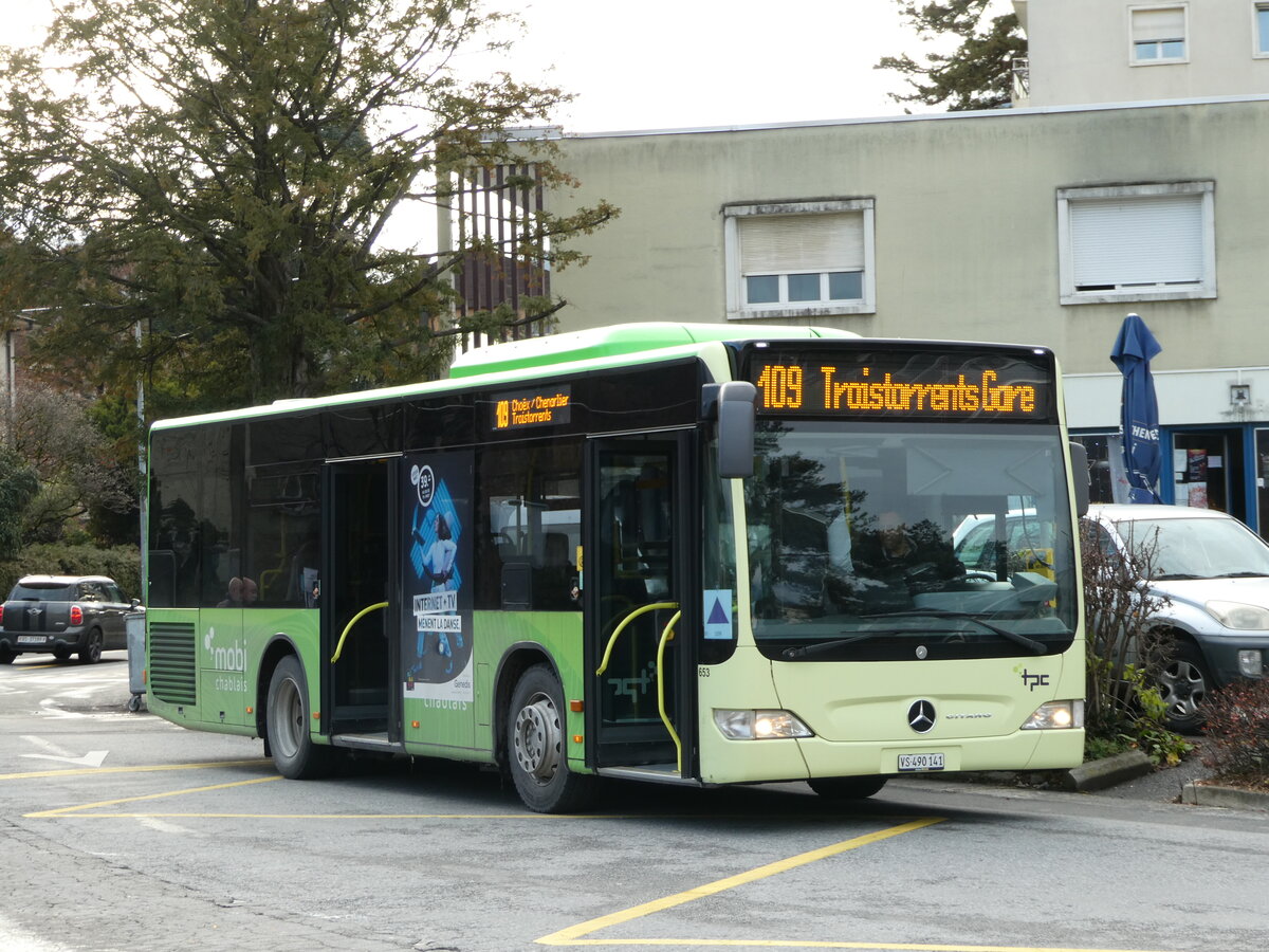 (244'245) - TPC Aigle - Nr. 653/VS 490'141 - Mercedes (ex KWG Bad Wildungen/D) am 27. Dezember 2022 beim Bahnhof Monthey CFF