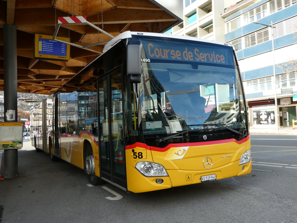 (244'252) - PostAuto Wallis - Nr. 58/VS 519'940 - Mercedes am 28. Dezember 2022 beim Bahnhof Sion