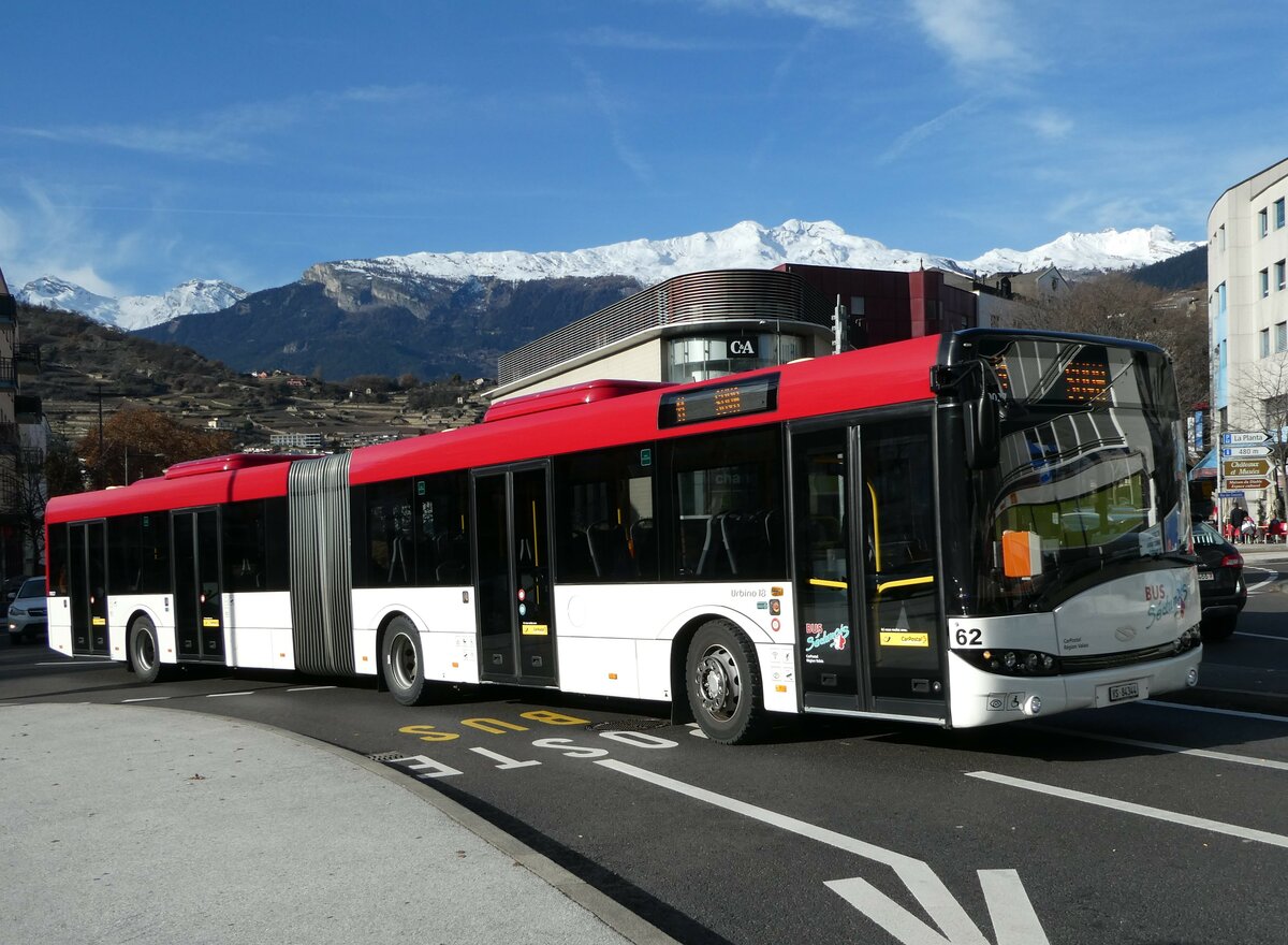 (244'264) - PostAuto Wallis - Nr. 62/VS 84'344 - Solaris am 28. Dezember 2022 beim Bahnhof Sion