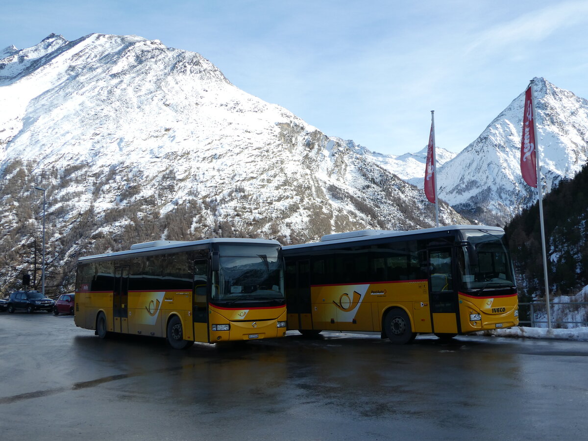 (244'351) - PostAuto Wallis - VS 372'648/PID 5171 - Irisbus + VS 424'842/PID 10'087 - Iveco am 1. Januar 2023 in Saas-Fee, Busterminal