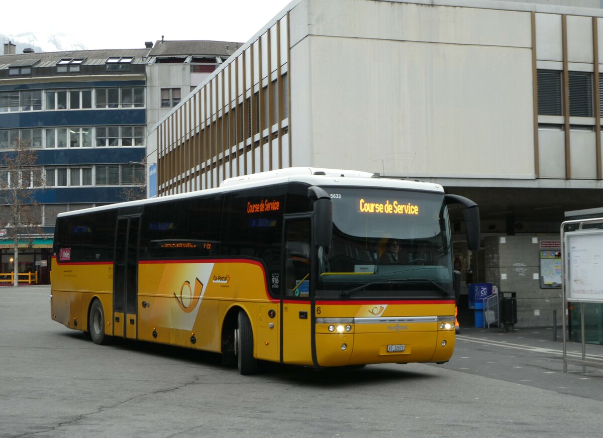 (244'982) - Lathion, Sion - Nr. 6/VS 12'672/PID 5632 - Van Hool am 11. Januar 2023 beim Bahnhof Sion