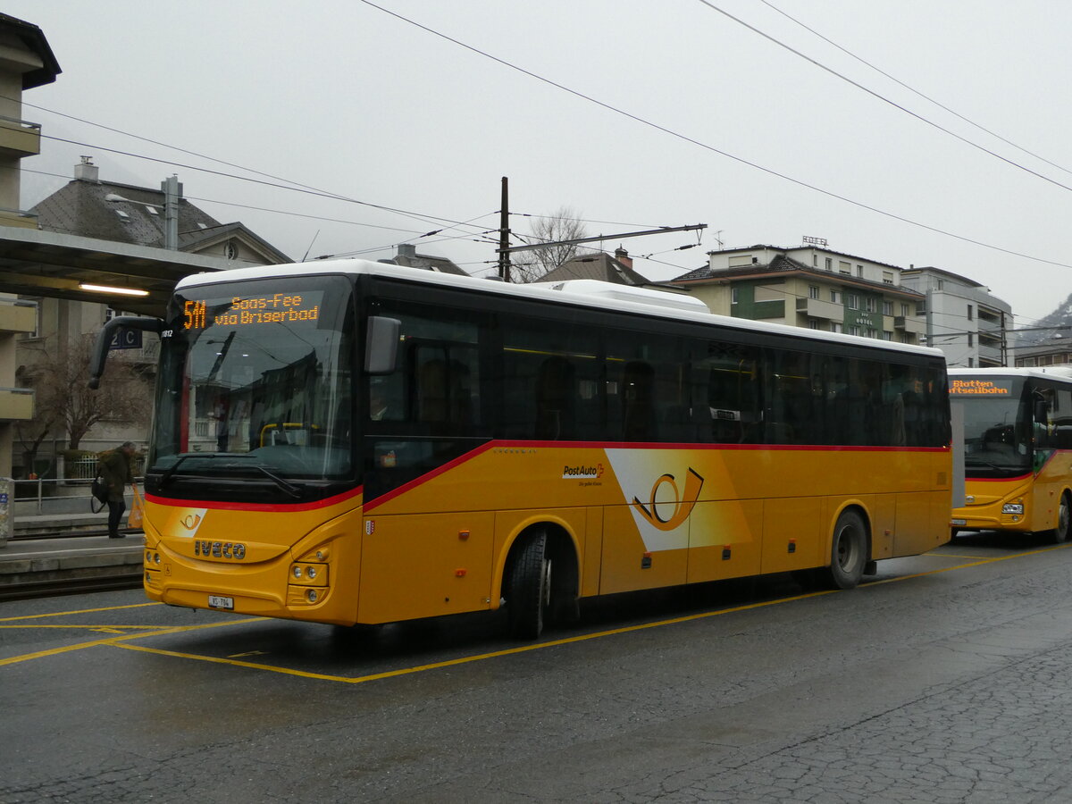 (244'993) - PostAuto Wallis - VS 704/PID 11'812 - Iveco am 11. Januar 2023 beim Bahnhof Brig