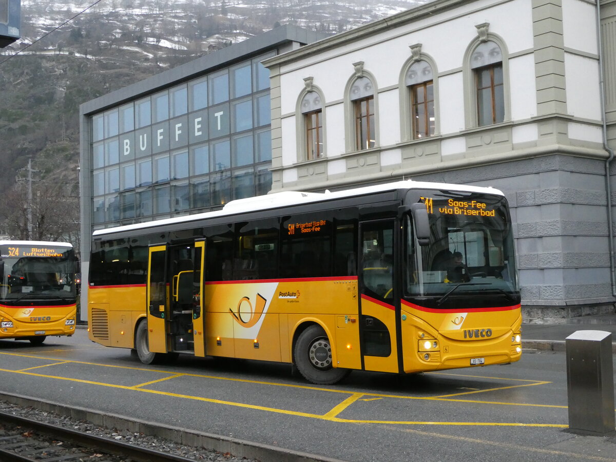 (244'996) - PostAuto Wallis - VS 704/PID 11'812 - Iveco am 11. Januar 2023 beim Bahnhof Brig