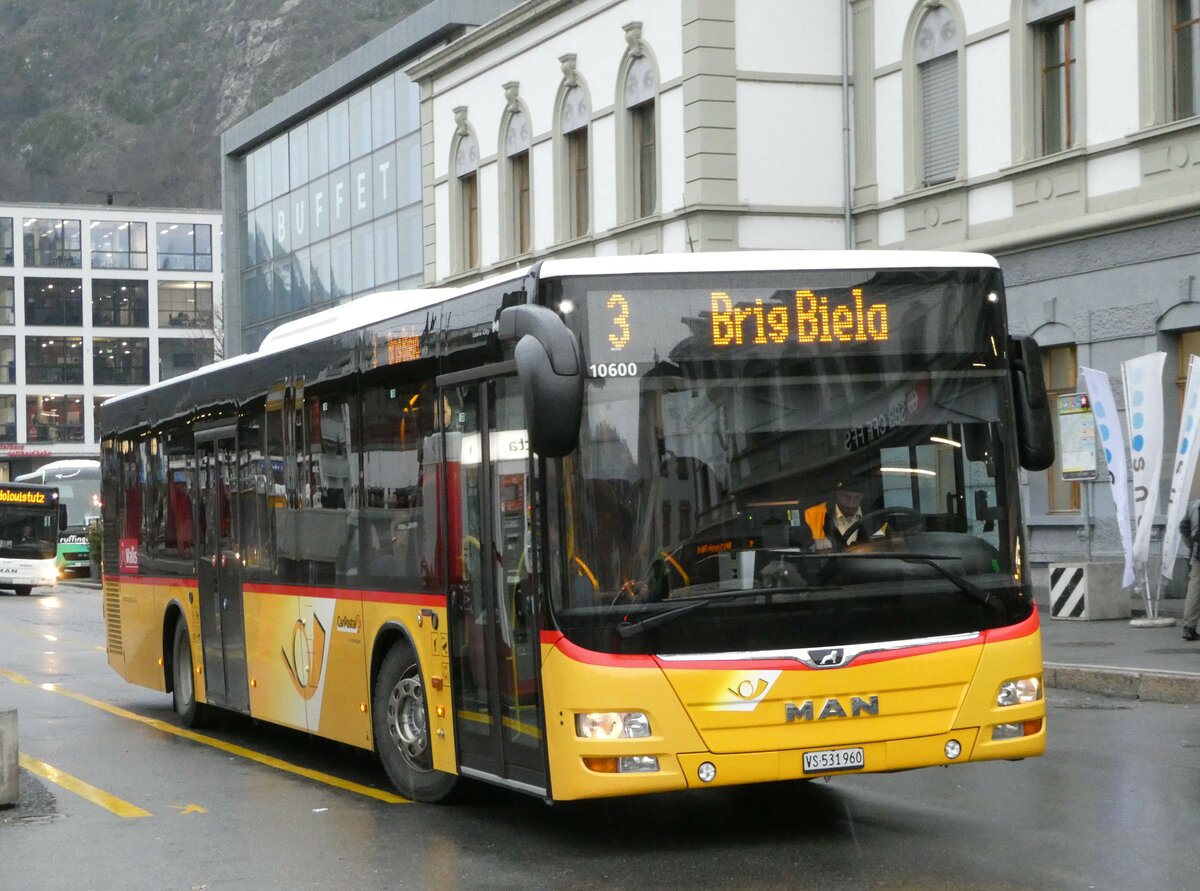 (244'997) - PostAuto Wallis - VS 531'960/PID 10'600 - MAN (ex CarPostal Ouest) am 11. Januar 2023 beim Bahnhof Brig