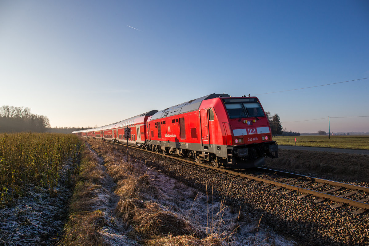 245 009 war am 30. Dezember 2016 bei Thann-Matzbach schiebend in Richtung Mnchen im Einsatz.